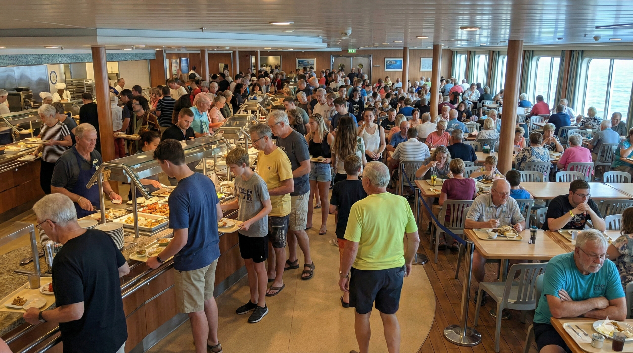 賑わうカフェテリア形式の食堂