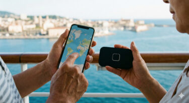 デッキでスマホとWi-Fiルーターを持つ夫婦